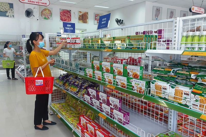  Lượng khách du lịch đến mua sắm tại cử hàng siêu thị đặc sản miền Trung xứ Quảng đã bắt đầu ổn định.