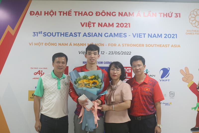 Lãnh đạo Sở Văn hoá và Thể thao tặng hoa động viên VĐV Nguyễn Huy Hoàng.