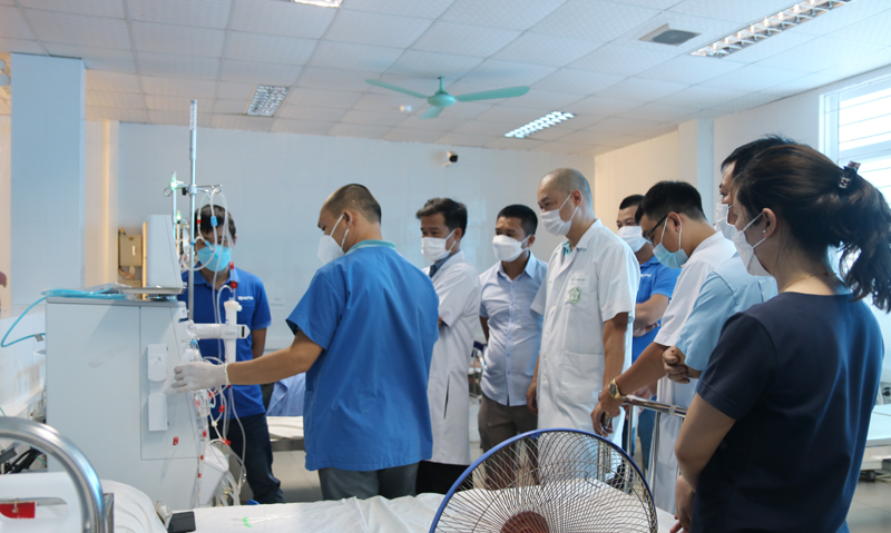 Bệnh viện Bạch Mai chuyển giao kỹ thuật “Lọc máu bằng kỹ thuật thẩm tách siêu lọc dịch bù trực tiếp từ dịch lọc” cho các y bác sỹ Bệnh viện ĐKKVBQB. 