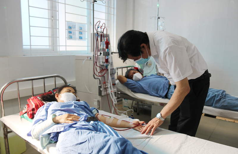 Bệnh nhân chạy thận nhân tạo được các chuyên gia Bệnh viện Bạch Mai thực hiện kỹ thuật “Lọc máu bằng kỹ thuật thẩm tách siêu lọc dịch bù trực tiếp từ dịch lọc” ngay tại Bệnh viện ĐKKVBQB.
