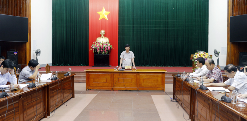 Đồng chí Phó Chủ tịch UBND tỉnh Hồ An Phong cho ý kiến về một số đề xuất của lãnh đạo huyện Tuyên Hóa.