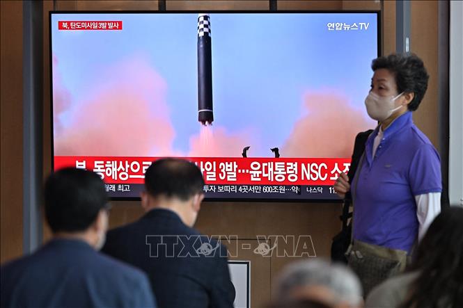 Người dân theo dõi qua màn hình tivi ở nhà ga Seoul, Hàn Quốc về vụ phóng thử được cho là tên lửa đạn đạo của Triều Tiên, ngày 25/5/2022. Ảnh: AFP/TTXVN
