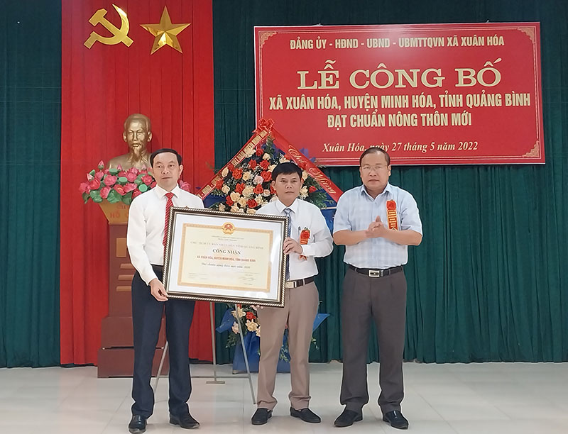  Lãnh đạo UBND huyện Minh Hóa trao quyết định xã Xuân Hóa đạt chuẩn nông thôn mới.