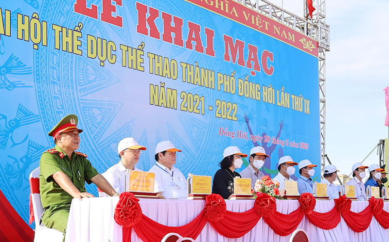 Đồng chí Phó Chủ tịch UBND tỉnh Hồ An Phong và các đại biểu dự lễ.