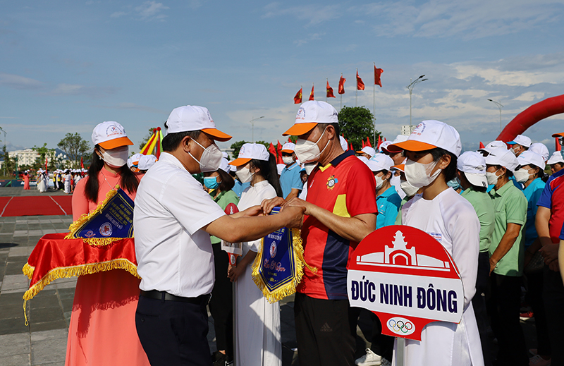 Đồng chí Bí thư Thành ủy Đồng Hới Trần Phong, trao cờ lưu niệm cho các đội tham gia đại hội.