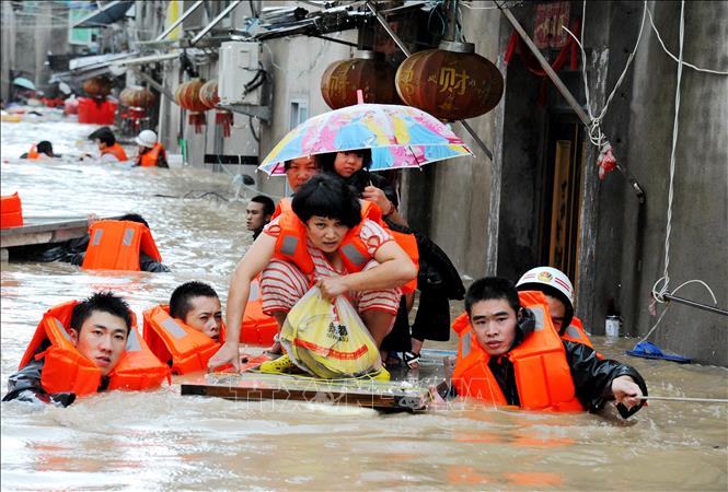 Lực lượng cứu hộ sơ tán người dân khỏi vùng ngập lụt do mưa bão ở thành phố Ninh Đức, tỉnh Phúc Kiến, miền Đông Trung Quốc. Ảnh tư liệu: AFP/TTXVN