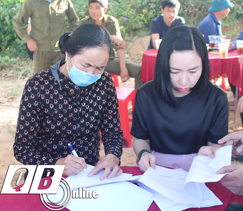 Bà Ngô Thị Luyện ký biên bản về việc tự nguyện thi hành quyết định cưỡng chế buộc thực hiện biện pháp khắc phục hậu quả.