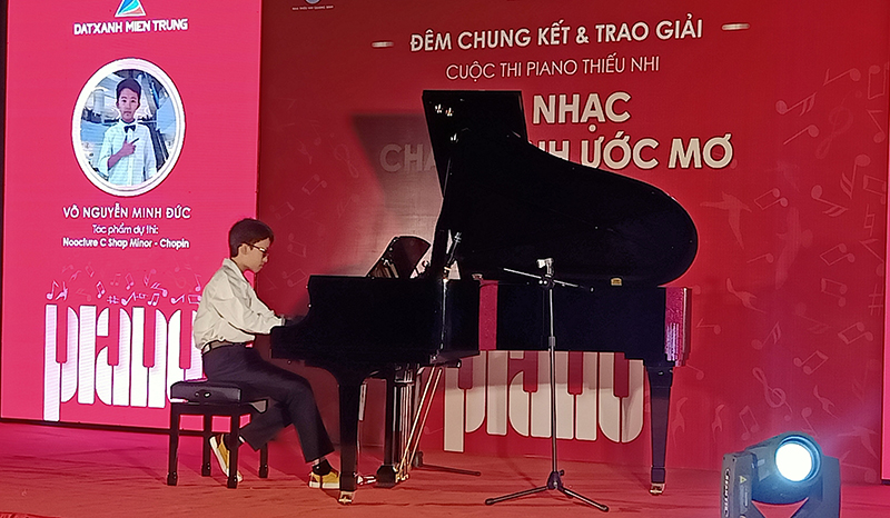 Các thí sinh đạt giải biểu diễn tại đêm chung kết cuộc thi piano thiếu nhi 