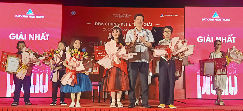 Đồng chí Hồ An Phong, Tỉnh ủy viên, Phó Chủ tịch UBND tỉnh đã trao giải nhất cho các thí sinh đạt giải tại cuộc thi piano thiếu nhi “Âm nhạc chắp cánh ước mơ” năm 2022.