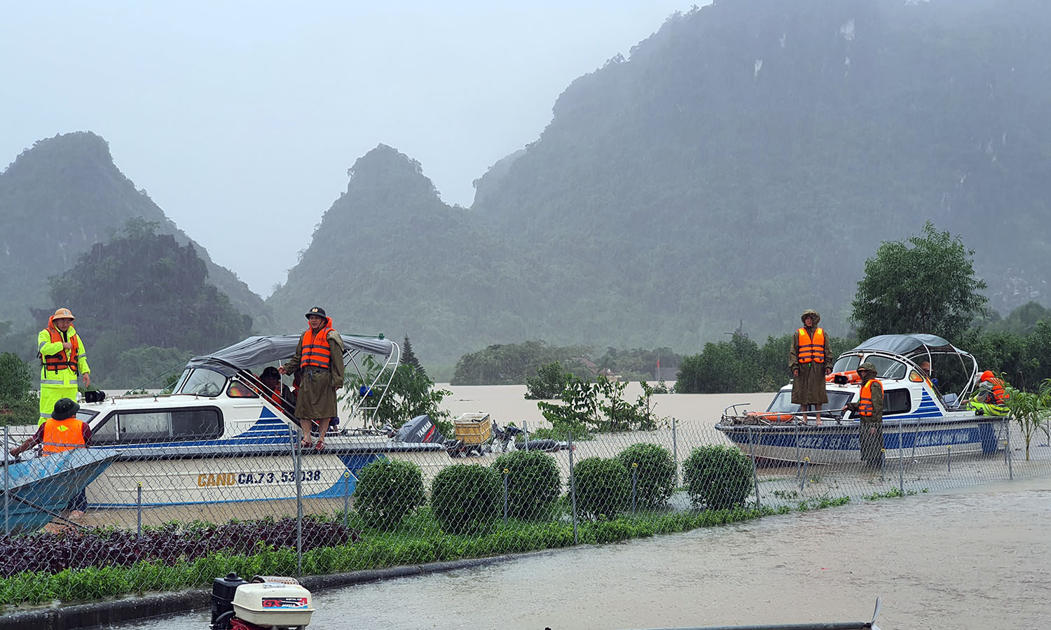 Lực lượng chức năng cứu hộ tại thị trấn Phong Nha, Bố Trạch tháng 10/2020  