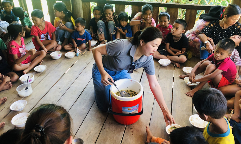 Tổ chức bữa ăn trưa cho các em nhỏ bản Ka Định