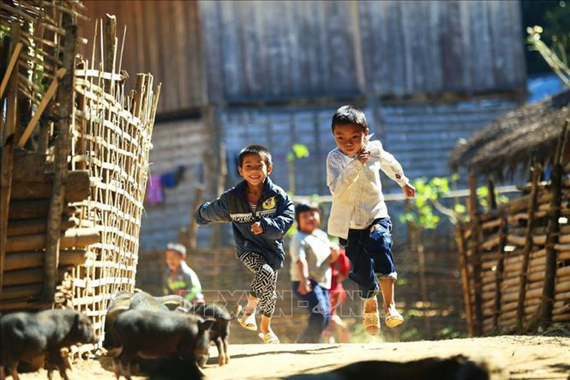 Niềm vui của trẻ em vùng cao Điện Biên là được chạy nhảy vui chơi cùng bạn bè. Ảnh tư liệu: Phan Tuấn Anh/TTXVN
