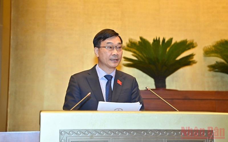  Chủ nhiệm Ủy ban Kinh tế của Quốc hội Vũ Hồng Thanh trình bày Báo cáo của Đoàn giám sát về việc thực hiện chính sách, pháp luật về công tác quy hoạch. (Ảnh: LINH KHOA)