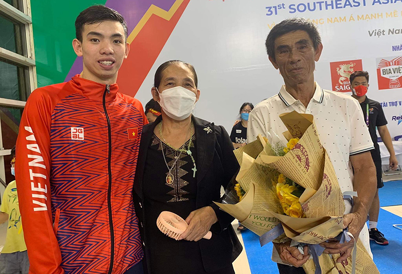Lần đầu tiên, Nguyễn Huy Hoàng được sự cổ vũ của bố mẹ tại giải đấu lớn. Ảnh do nhân vật cung cấp.