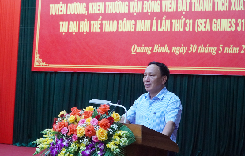 Đồng chí Phó Bí thư Thường trực Tỉnh ủy Trần Hải Châu biểu dương những thành tích xuất sắc của các VĐV Quảng Bình tại SEA Games 31.