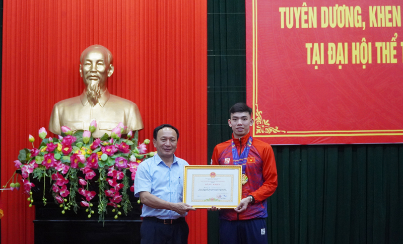  Đồng chí Phó Bí thư Thường trực Tỉnh ủy Trần Hải Châu trao thưởng cho VĐV Nguyễn Huy Hoàng.