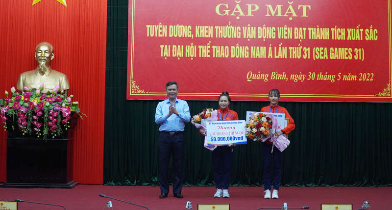 Đồng chí Chủ tịch UBND tỉnh Trần Thắng trao thưởng cho 2 VĐV Lường Thị Thảo và Hoàng Thị Ngọc.