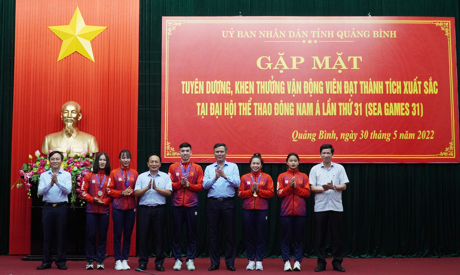Các đồng chí lãnh đạo tỉnh chúc mừng các VĐV đoàn Quảng Bình hoàn thành xuất sắc nhiệm vụ tại đấu trường SEA Games 31.