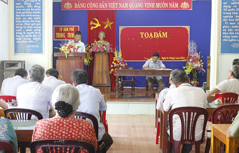 Anh Đoàn Văn Hùng, Bí thư Chi bộ tổ dân phố Trung Trinh (thị trấn Quán Hàu, Quảng Ninh) chủ trì buổi sinh hoạt chi bộ.