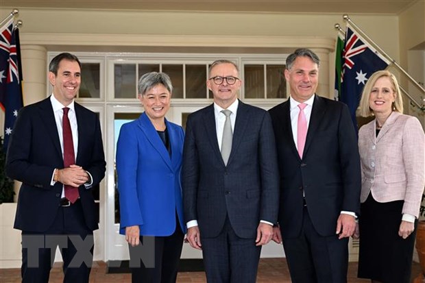 Tân Thủ tướng Australia Anthony Albanese (giữa) chụp ảnh cùng các Bộ trưởng Nội các sau lễ tuyên thệ nhậm chức ở Canberra, ngày 23/5/2022. (Ảnh: AFP/TTXVN)