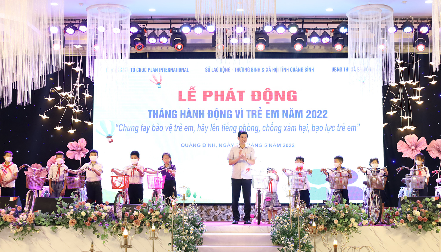 Đồng chí Phó Chủ tịch UBND tỉnh Hồ An Phong trao 12 chiếc xe đạp cho các em có hoàn cảnh khó khăn.