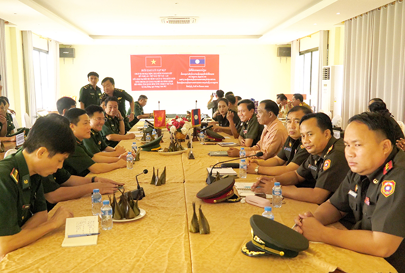 Đoàn công tác Bộ Chỉ huy BĐBP Quảng Bình và Bộ Chỉ huy Quân sự tỉnh Khăm Muộn gặp gỡ, trao đổi tình hình.