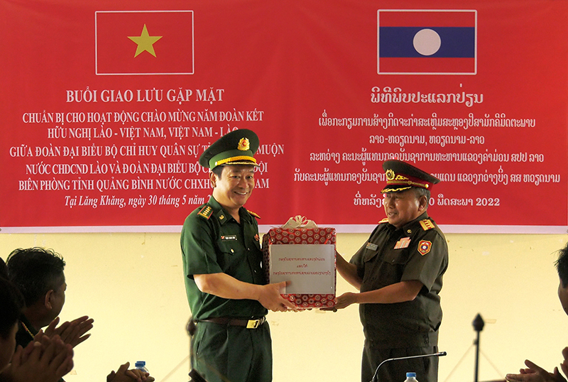 Đại tá Khăm Pha Tăng Xa Dut, Chỉ huy trưởng BCH QS tỉnh Khăm Muộn và đại tá Trịnh Thanh Bình, Chỉ huy trưởng BĐBP tỉnh Quảng Bình trao quà hữu nghị cho hai đơn vị.   