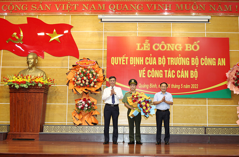 Thường trực Tỉnh ủy tăng hoa chúc mừng Đại tá Nguyễn Tiến Nam nhận nhiệm vụ mới