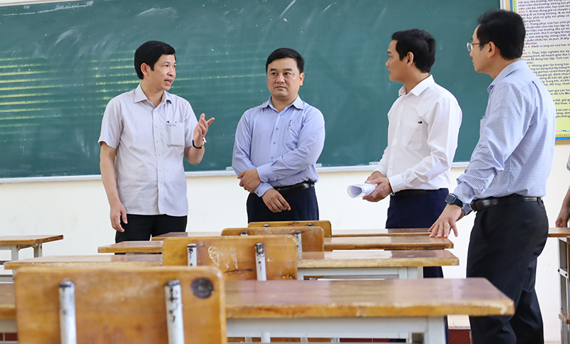 Đồng chí Phó Chủ tịch UBND tỉnh Hồ An Phong kiểm tra công tác chuẩn bị cho kỳ thi tại điểm thi Trường THPT Lương Thế Vinh...