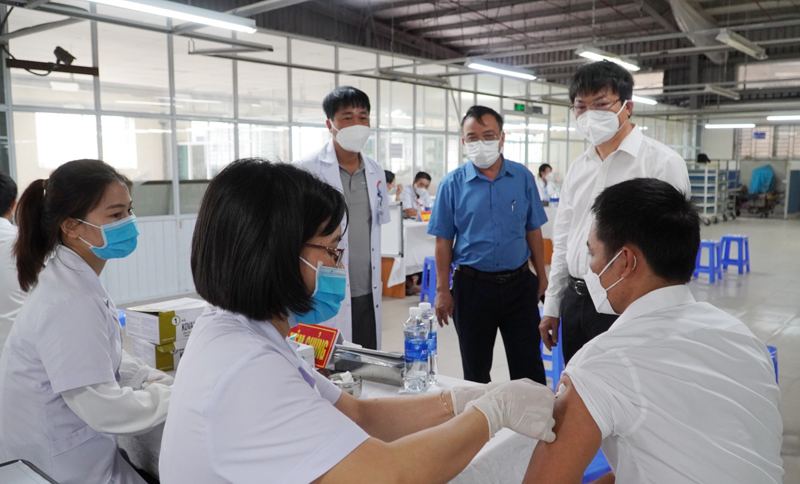 Giám đốc Sở Y tế bác sỹ Dương Thanh Bình kiểm tra, giám sát công tác tổ chức tiêm mũi 4 tại Xí nghiệp may Hà Quảng.