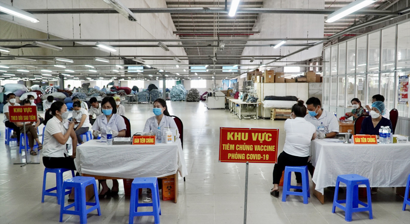 Công nhân, người lao động của Xí nghiệp may Hà Quảng đủ điều kiện tiêm mũi 4 đã tích cực tham gia tiêm chủng.