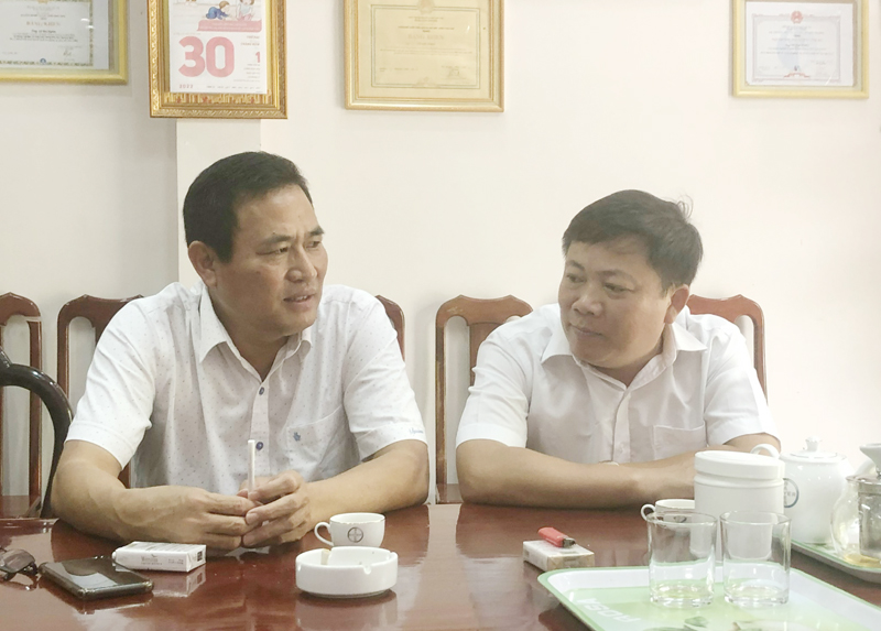 Ông Võ Trọng Nghĩa (bên trái) trao đổi với công việc với cán bộ tư vấn giám sát và GPMB của Ban Quản lý dự án ĐTXD công trình giao thông Quảng Bình.