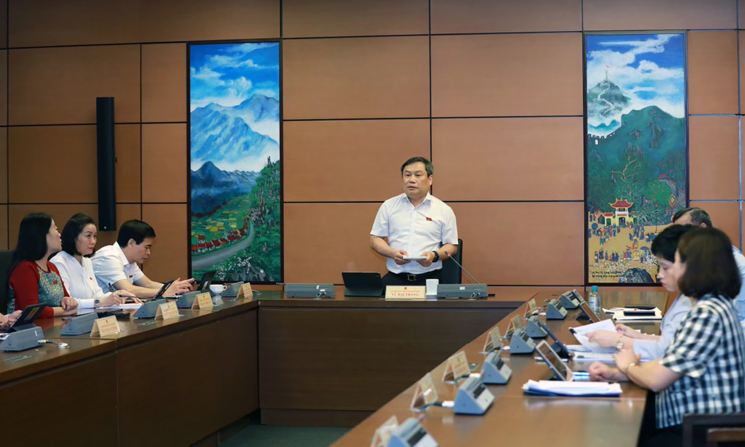 Đồng chí Bí thư Tỉnh ủy, Trưởng đoàn đại biểu Quốc hội tỉnh Vũ Đại Thắng điều hành phiên thảo luận tại tổ