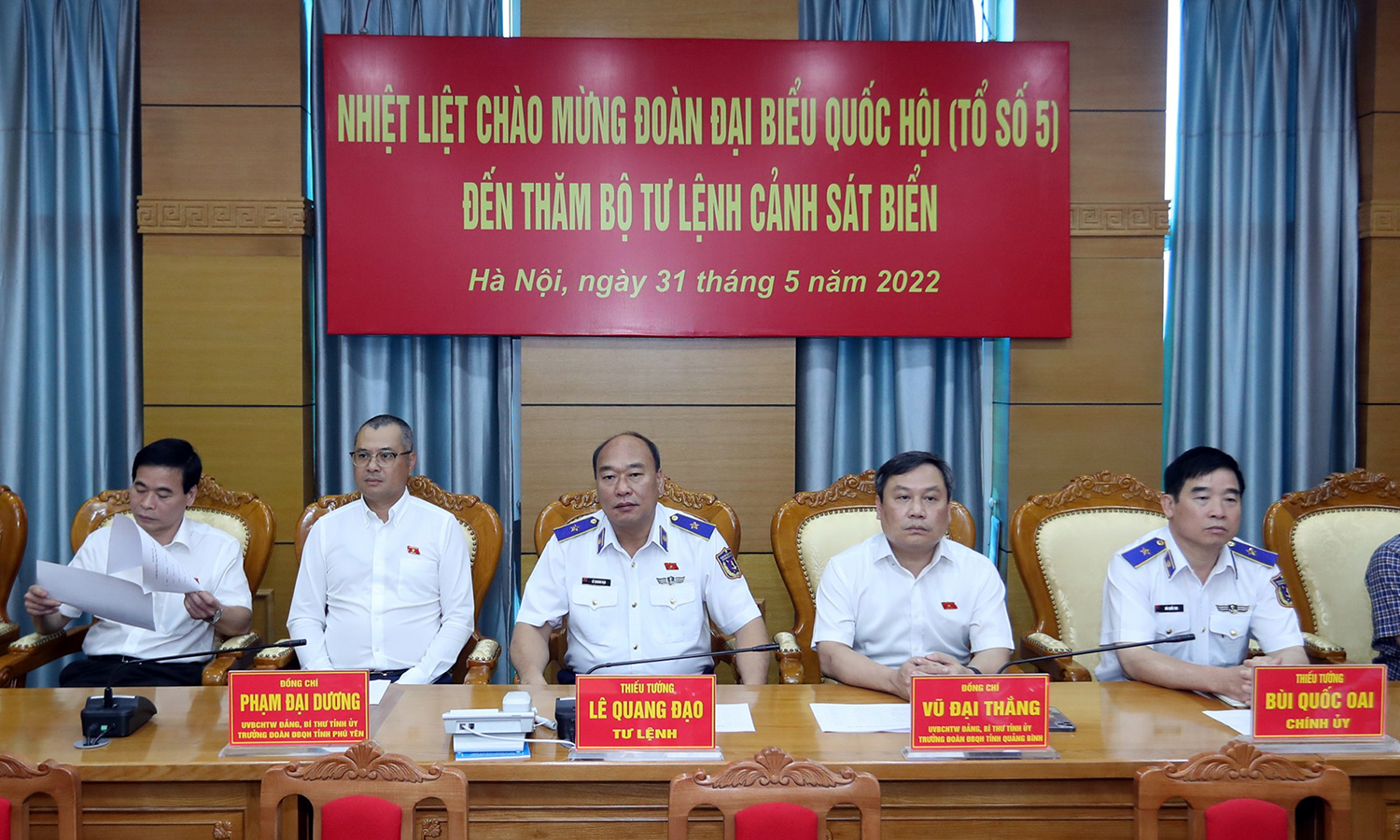 Các đại biểu Quốc hội và lãnh đạo Bộ Tư lệnh Cảnh sát biển Việt Nam tại buổi gặp mặt.