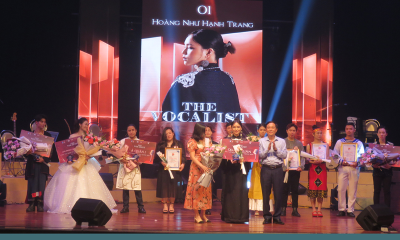 Ban Tổ chức trao các giải thưởng cho thí sinh đoạt giải.