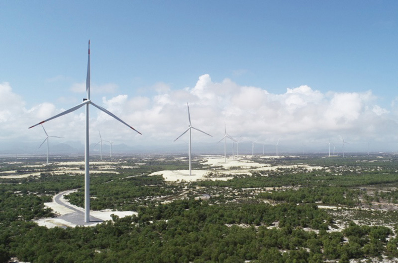 Các nhà máy điện gió thuộc Cụm trang trại điện gió B&T dự kiến sản xuất khoảng 648 triệu kWh/năm và giảm phát thải khí CO2 là 581.300 tấn/năm.