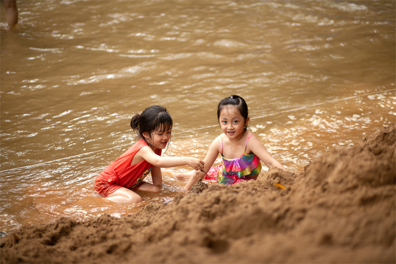 Trẻ em trải nghiệm tại Khu du lịch sinh thái Ozo Park.