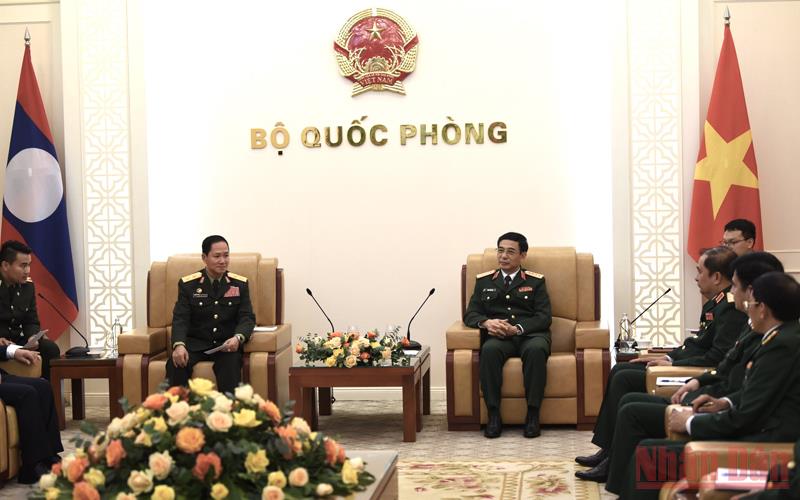 Tổng Tham mưu trưởng Quân đội nhân dân Lào chào xã giao Bộ trưởng Quốc phòng Việt Nam