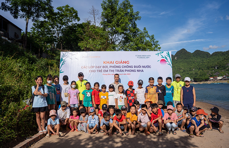 Khai giảng lớp dạy bơi miễn phí cho trẻ em tại thị trấn Phong Nha