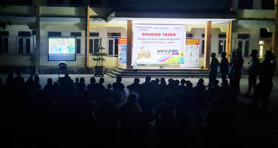 Chiếu phim lưu động ở các xã miền núi nhân kỷ niệm 65 năm Ngày Bác Hồ về thăm Quảng Bình