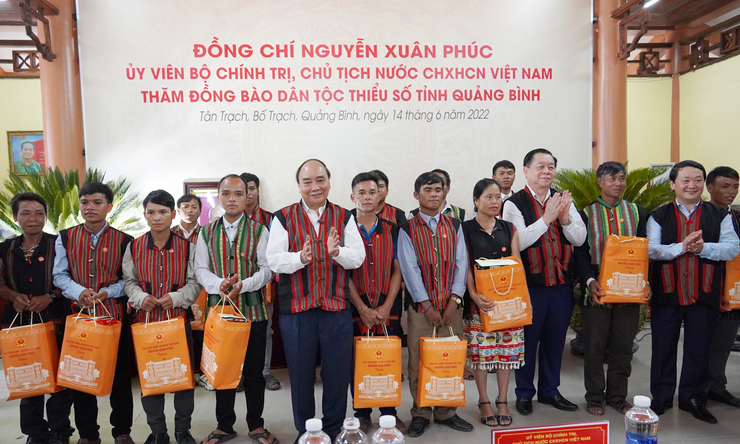 Chủ tịch nước Nguyễn Xuân Phúc thăm, tặng quà đồng bào dân tộc thiểu số và gia đình chính sách tại huyện Bố Trạch