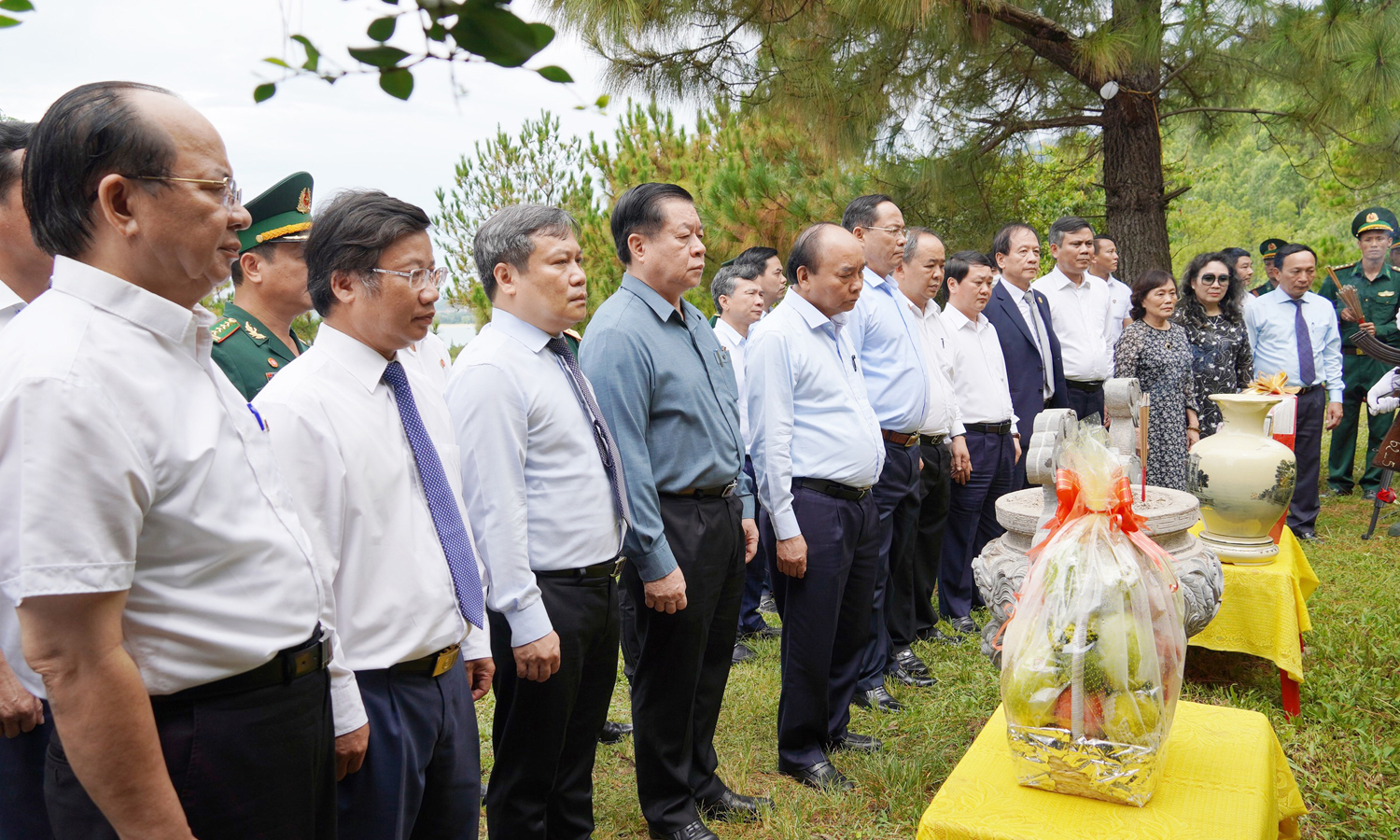 Chủ tịch nước Nguyễn Xuân Phúc dâng hương viếng mộ Đại tướng Võ Nguyên Giáp