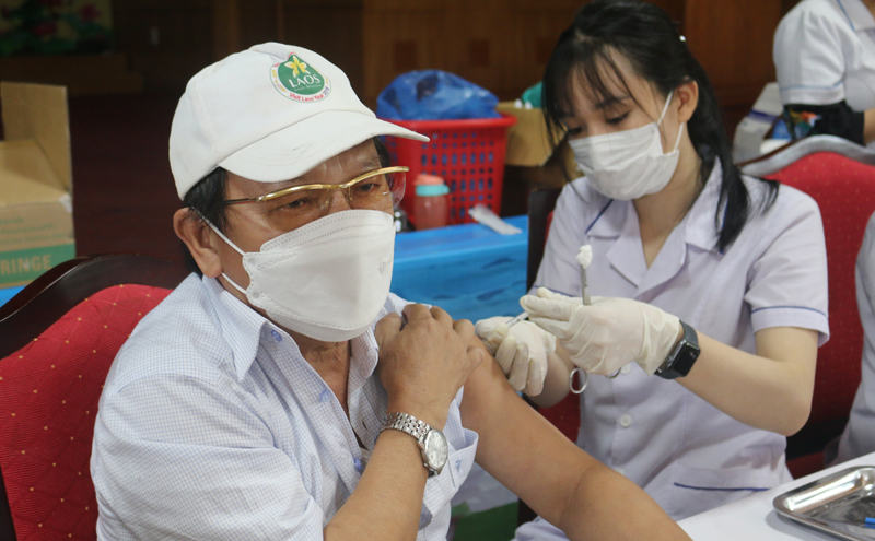 Triển khai tiêm vắc xin Covid-19 mũi 4 cho cán bộ, viên chức và nhân viên y tế