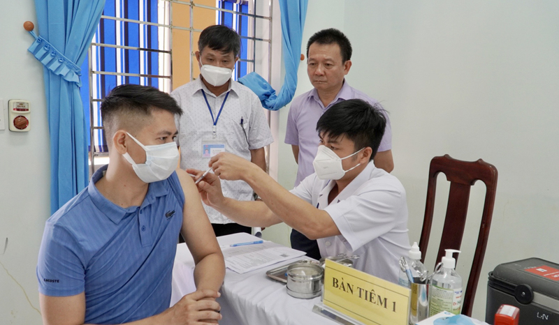 Giám sát tiêm chủng vắc-xin phòng Covid-19 tại huyện Quảng Ninh
