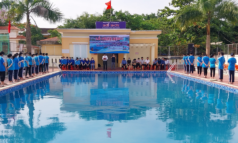 Lễ phát động toàn dân tập luyện môn bơi tại huyện Minh Hóa.