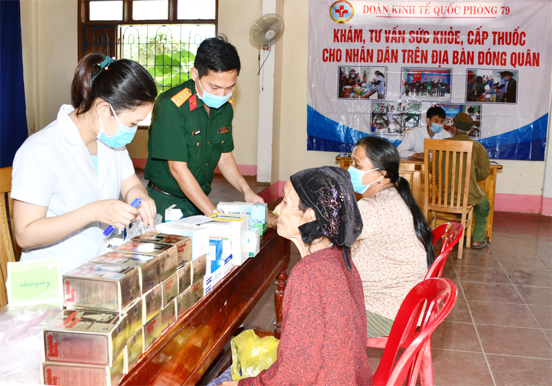 Đội ngũ y, bác sỹ Đoàn Kinh tế-Quốc phòng 79 khám bệnh, cấp phát thuốc miễn phí cho đồng bào