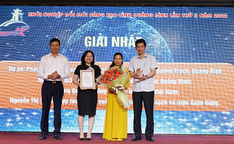 Đồng chí Phó Chủ tịch UBND tỉnh Hồ An Phong và Giám đốc Sở KH-CN Nguyễn Chí Thắng trao giải nhất cho nhóm tác giả.