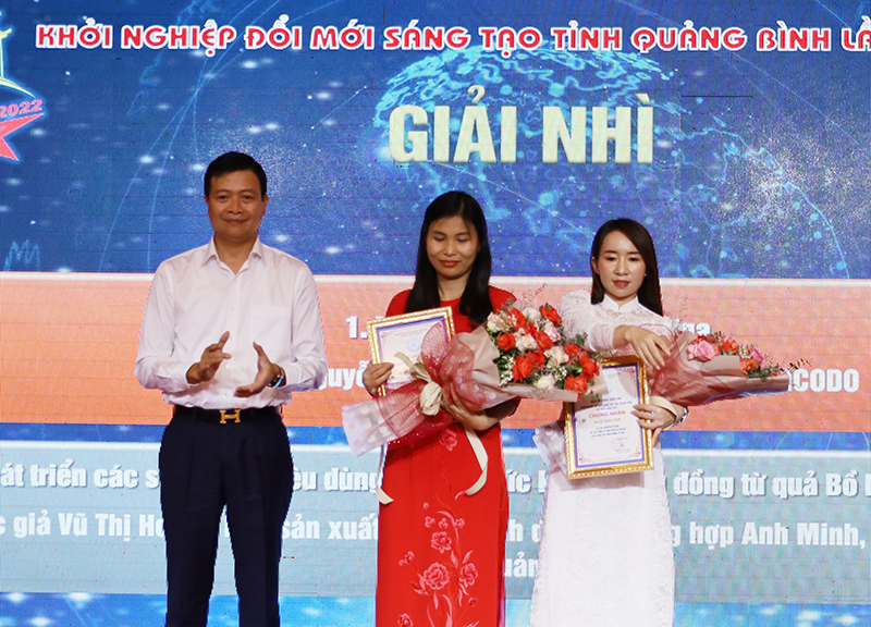 Giám đốc Sở KH-CN Nguyễn Chí Thắng trao giải nhì cho các tác giả, nhóm tác giả.