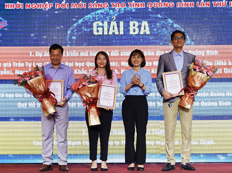 Đồng chí Chủ tịch Hội LHPN Diệp Thị Minh Quyết trao giải ba cho các tác giả, nhóm tác giả.