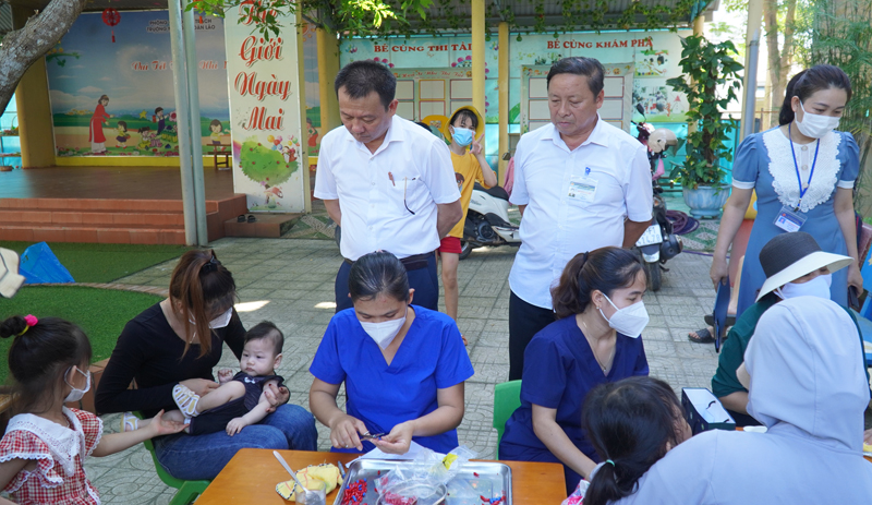 Giám đốc CDC Quảng Bình bác sỹ Đỗ Quốc Tiệp kiểm tra, giám sát công tác triển khai uống vitaminA tại huyện Bố Trạch.